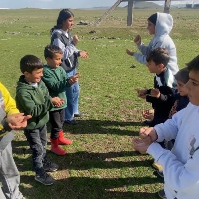 Ağrı'da köy çocukları geleneksel oyunlarla büyüyor