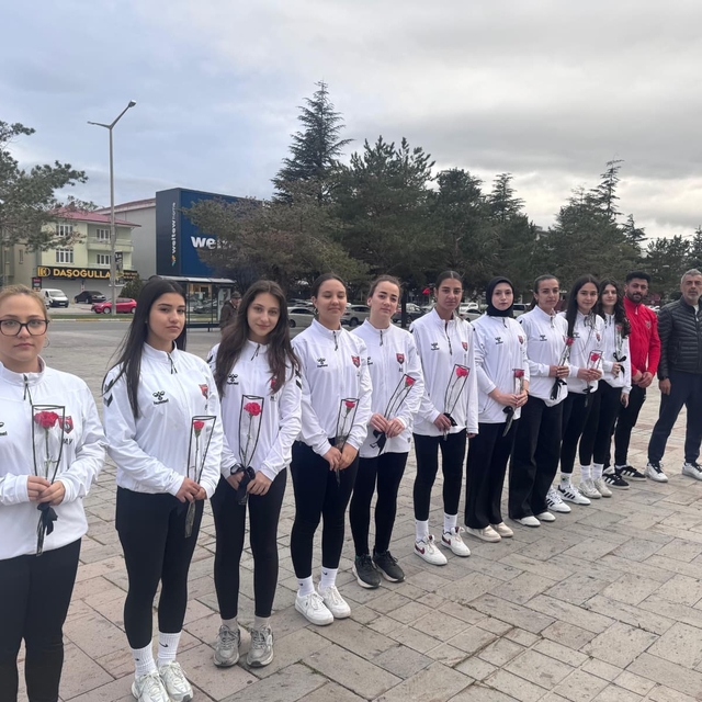 Şampiyon oldular, unutmadılar: 10 can için karanfil bıraktılar