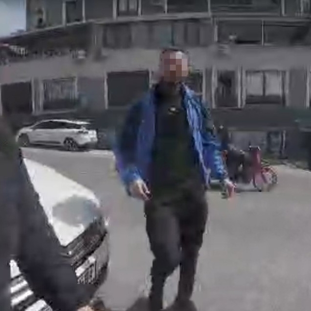 Korna çaldı, darp edildi: Trafik magandaları kameraya yansıdı