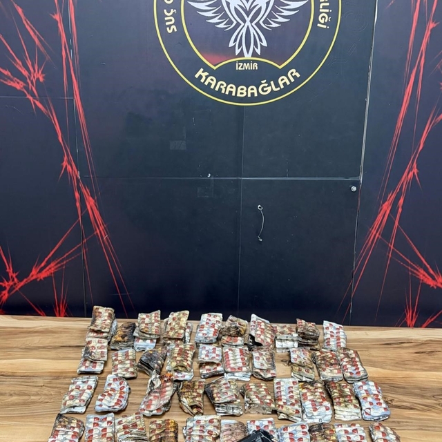 İzmir'de suç delillerini gizlemek için evi yakan 10 şüpheli yakalandı
Silah...