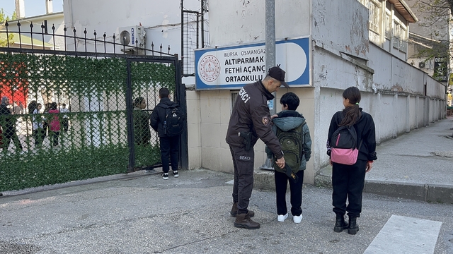 Bursa'da okullar daha güvenli...Her okula bekçi ve polis görevlendirildi
Gece bekçilerinin çalışma saatleri gündüze göre ayarlandı, 750 bekçi ve polis okullarda göreve başladı