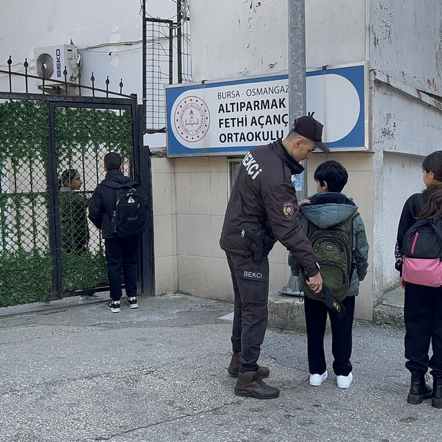 Bursa'da okullar daha güvenli...Her okula bekçi ve polis görevlendirildi
Ge...