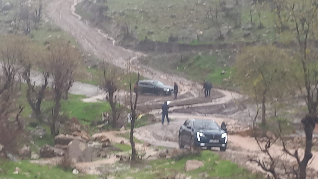 Şırnak'ta köy yolu kapandı, öğretmenler mahsur kaldı