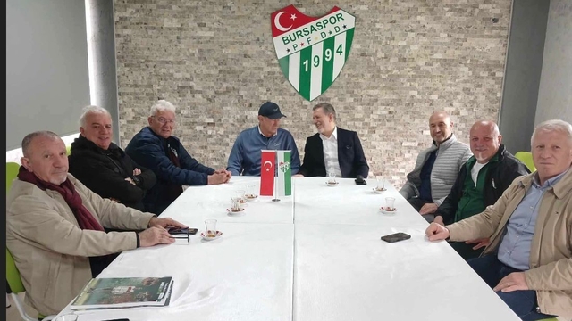 Bursaspor'un unutulmaz kaptanı Özden'in kitabı öğrencilere dağıtıldı
