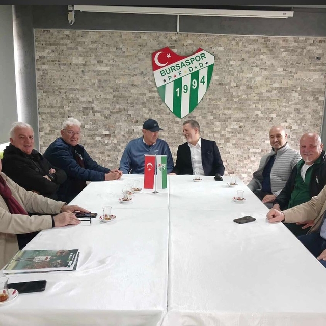 Bursaspor'un unutulmaz kaptanı Özden'in kitabı öğrencilere dağıtıldı