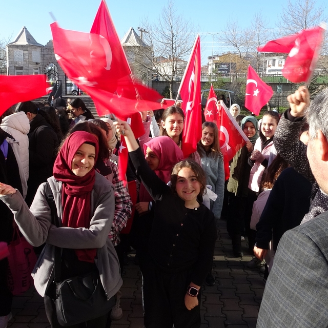Yeni haftaya bayrak, vatan, milli ve manevi değerler anlatılarak başladı