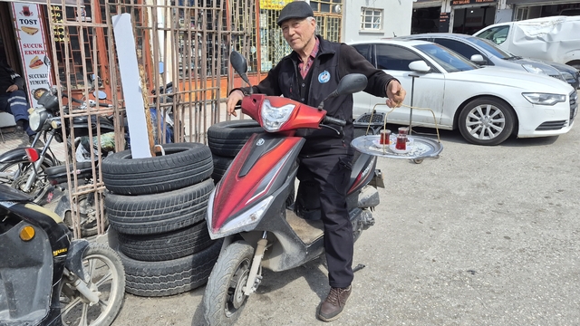 Eskişehir'de 44 senedir çaycı olan esnafın ilginç çalışma yöntemi
Bir eline çay bardaklarıyla dolu tepsiyi alıyor, diğer eliyle elektrikli motosikleti kullanıyor
Cahit Çandemir: "Eskiden yaşımız biraz daha gençti, yürüyerek hallediyorduk"