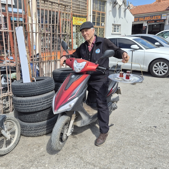 Eskişehir'de 44 senedir çaycı olan esnafın ilginç çalışma yöntemi
Bir eline...