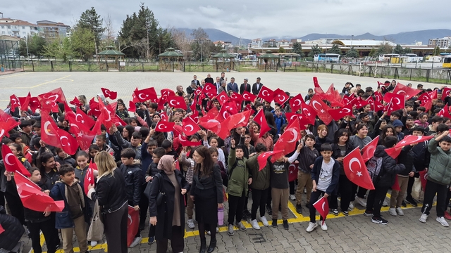 Malatya'da öğrenciler Türk bayrağı, öğretmenler karanfil ile karşılandı