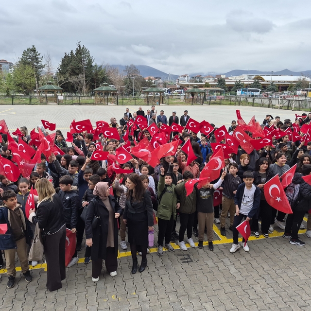Malatya'da öğrenciler Türk bayrağı, öğretmenler karanfil ile karşılandı