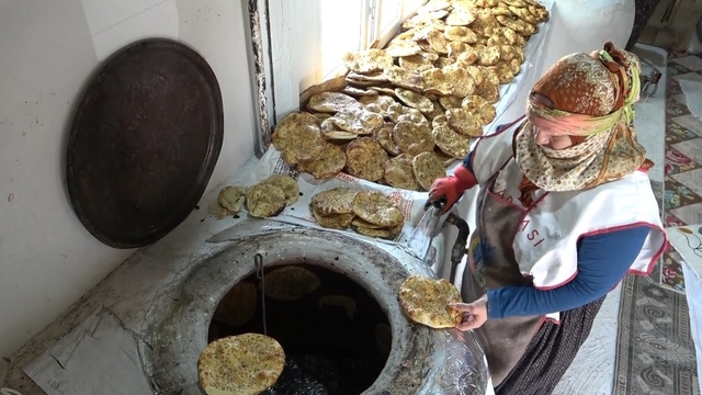 3 çocuk annesi kadın ürettiği ekmeklerle aile bütçesine katkı sağlıyor