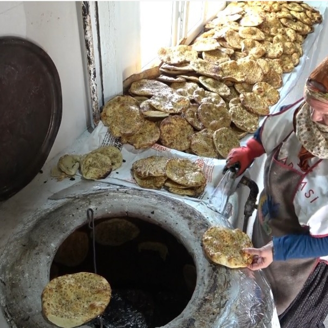 3 çocuk annesi kadın ürettiği ekmeklerle aile bütçesine katkı sağlıyor