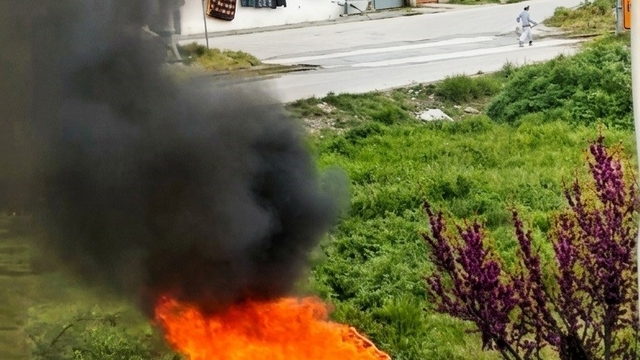 Boş arsada yakılan koltuklar paniğe yol açtı