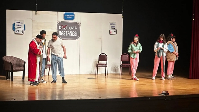 Kütahya'da "Keçileri Kaçırıyorum" oyunu tiyatroseverlerle buluştu