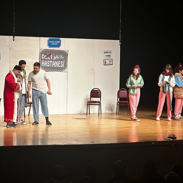 Kütahya'da "Keçileri Kaçırıyorum" oyunu tiyatroseverlerle buluştu