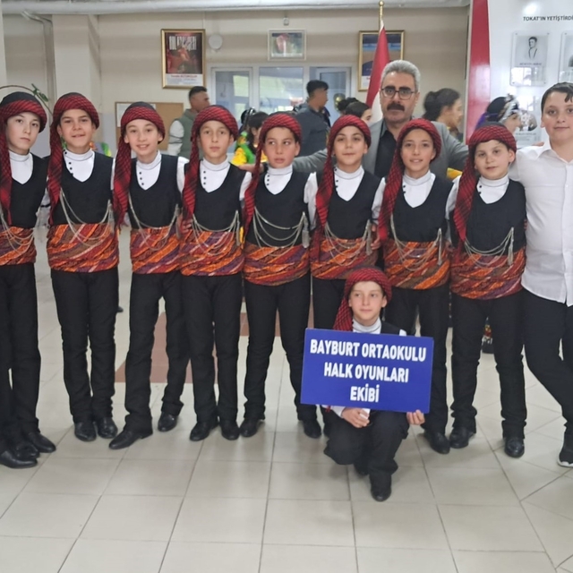 Bayburt Ortaokulu halk oyunlarında Türkiye beşincisi oldu