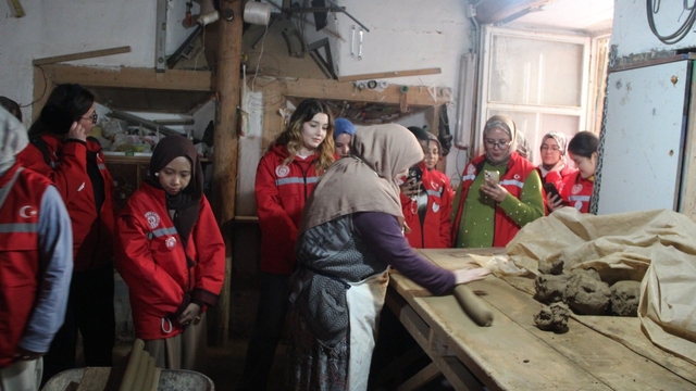 Bayburt'ta gönüllü gençler tarih ve doğayla buluştu