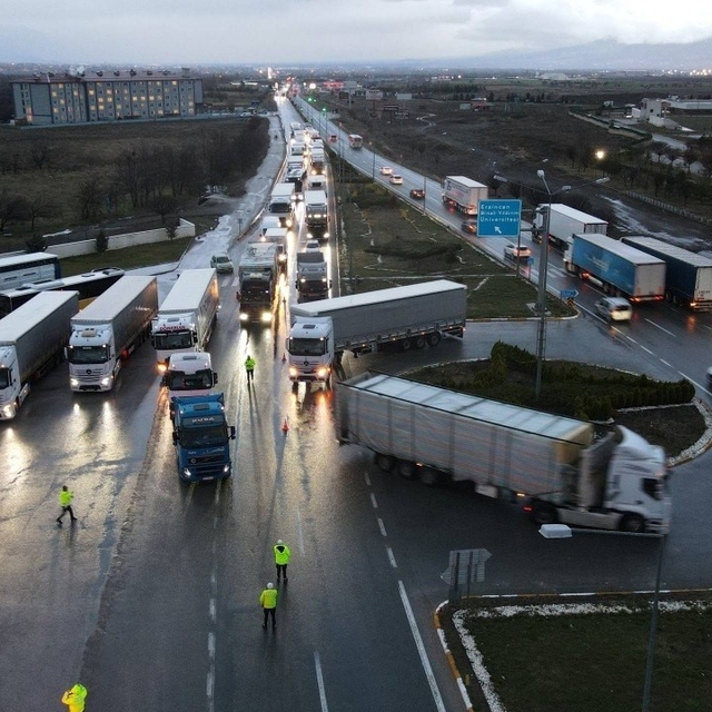 Ağır tonajlı araçlara geçit yok: Yol kar nedeniyle kapandı