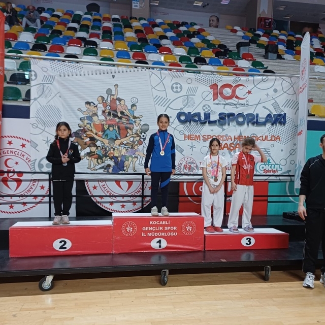 Kartepe'nin karateci yıldızlarından madalya yağmuru