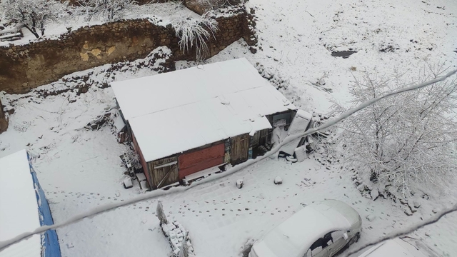 Demirözü'nde nisan sürprizi: İlçe beyaza büründü