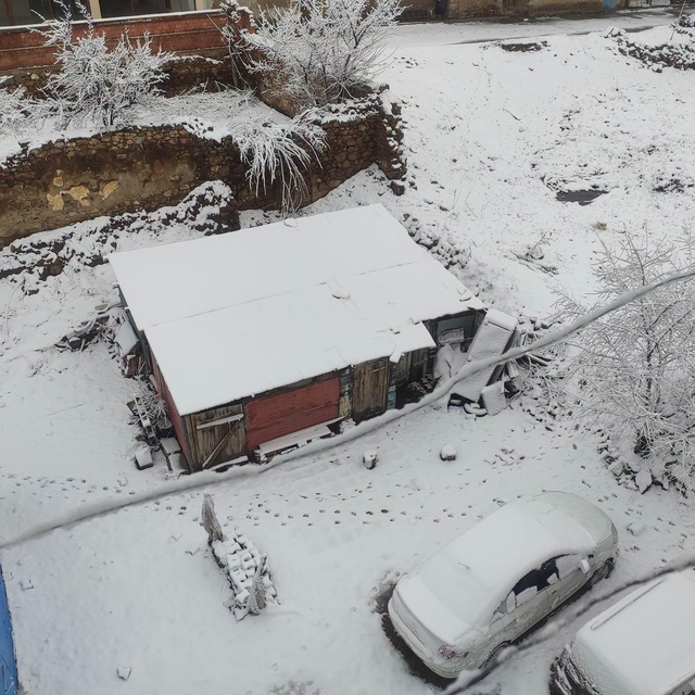 Demirözü'nde nisan sürprizi: İlçe beyaza büründü