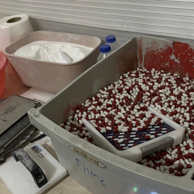 Mersin'de sentetik ecza imalathanesine operasyon: Binlerce hap ele geçirild...