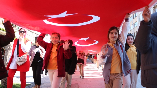 Öğrenci ve velileri ile öğretmenler 200 metrelik Türk bayrağıyla yürüdü