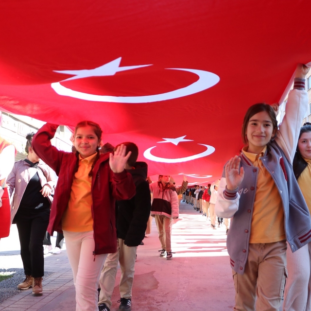 Öğrenci ve velileri ile öğretmenler 200 metrelik Türk bayrağıyla yürüdü