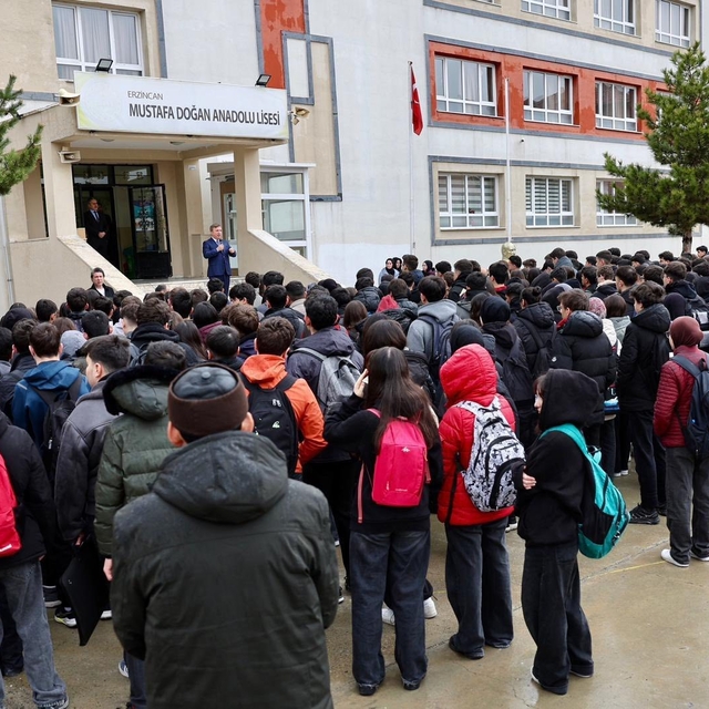Mustafa Doğan Anadolu Lisesi'nde şehitler için saygı programı
