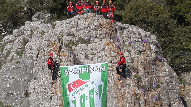 Bursaspor'un şampiyonluğunu zirveye bayrak asarak kutladılar