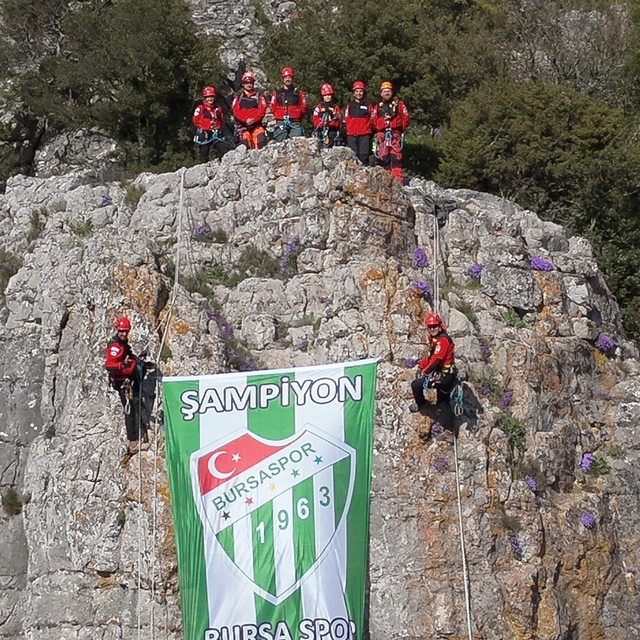 Bursaspor'un şampiyonluğunu zirveye bayrak asarak kutladılar