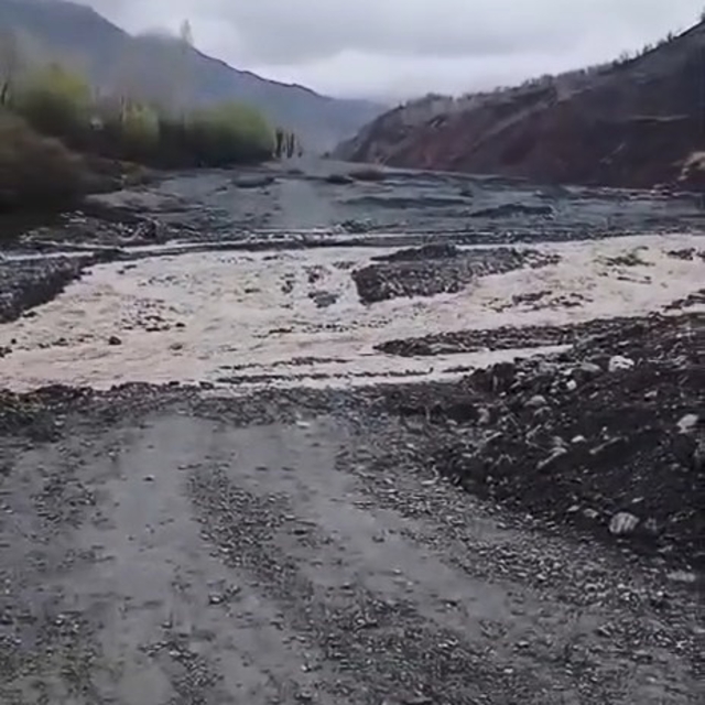 Elazığ'da selden dolayı kapanan yolda çalışma başlatıldı