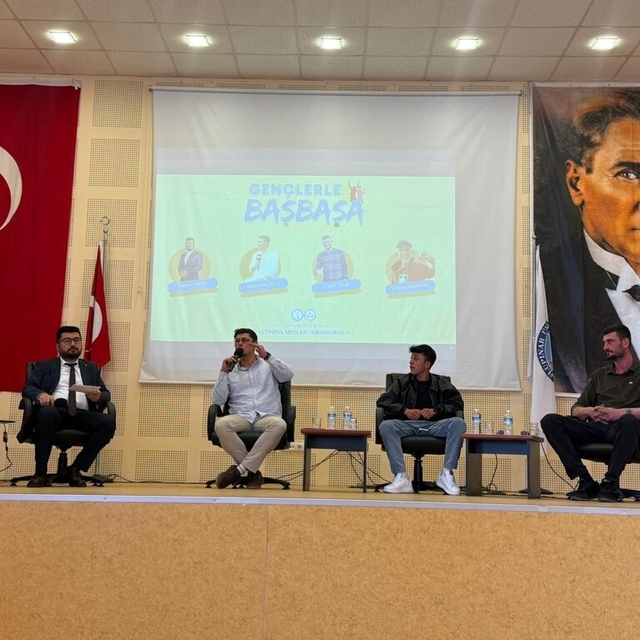 Altıntaş MYO'da genç çiftçi fenomenler öğrencilerle buluştu