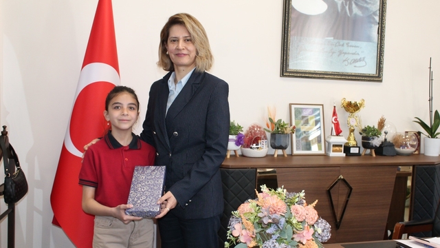 Altıntaş'ta çevreye duyarlı minik öğrenci ödüllendirildi