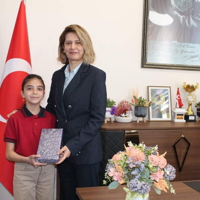 Altıntaş'ta çevreye duyarlı minik öğrenci ödüllendirildi