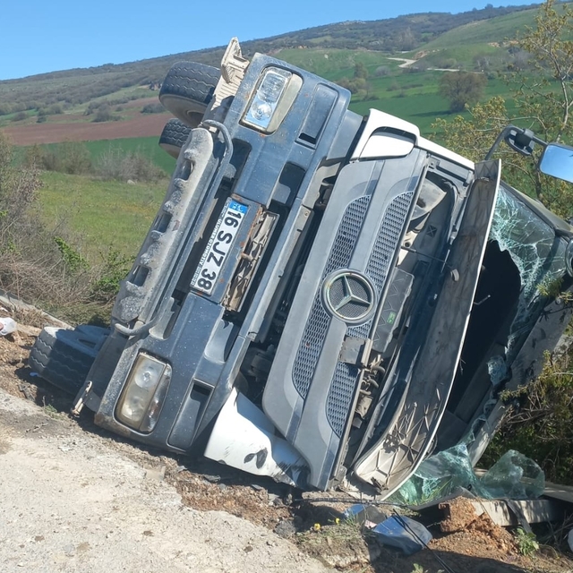 Beton mikseri şarampole yuvarlandı