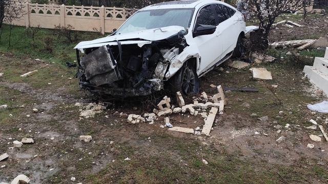 Elazığ'da otomobil mezarlığa girdi: 2 yaralı