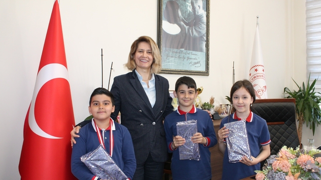 Altıntaş'ta dereceye giren öğrenciler ödüllendirildi