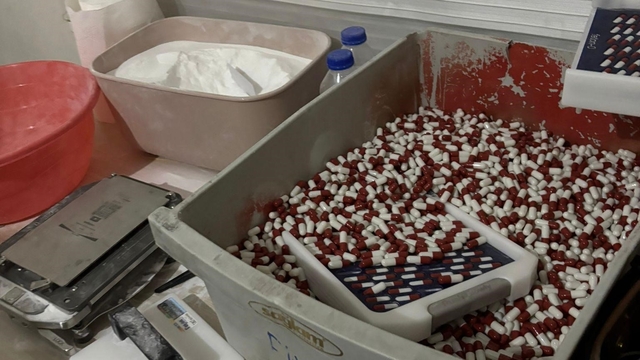 Mersin'de sentetik ecza imalathanesine operasyon: Binlerce hap ele geçirildi, 2 tutuklama