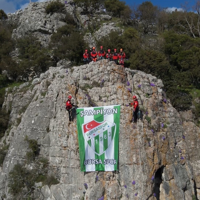 Kurtarma ekipleri, Bursaspor bayrağını zirvede dalgalandırdı