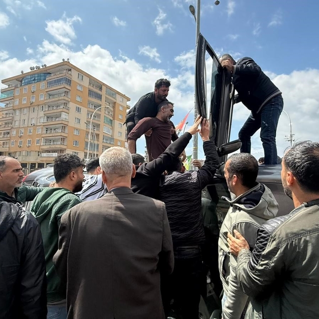 Otomobilin kaldırıma çarpıp yan yatması araç kamerasına yansıdı