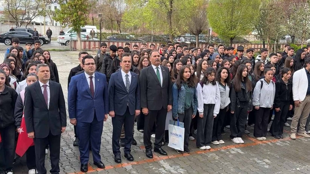 Iğdır protokolü, öğrencilerle bayrak törenine katıldı