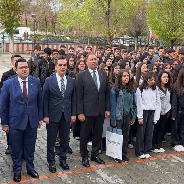 Iğdır protokolü, öğrencilerle bayrak törenine katıldı