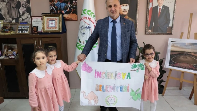 Minik öğrencilerden Başkan Kaya'ya hediye