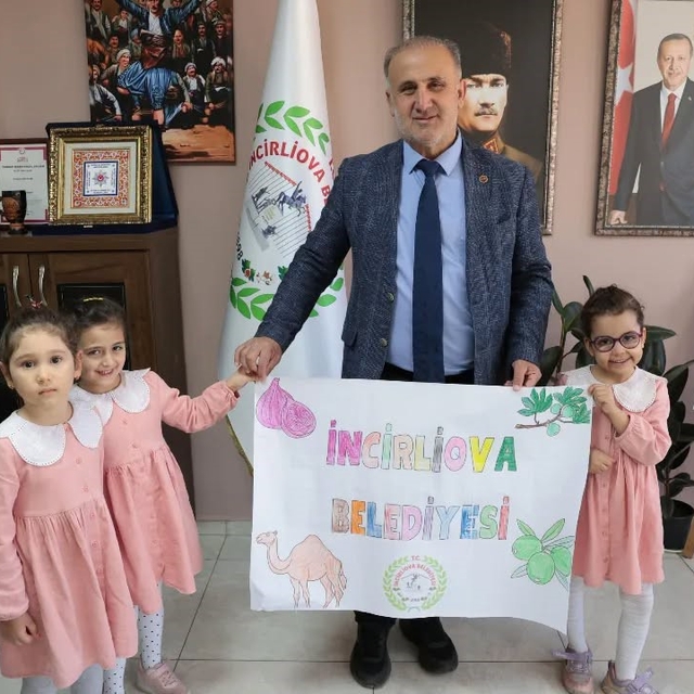 Minik öğrencilerden Başkan Kaya'ya hediye