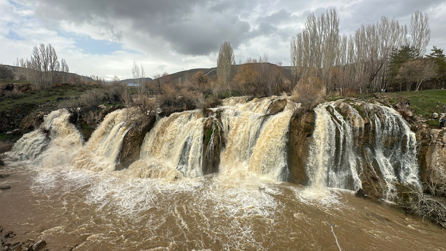 Van'da etkili olan yağışlarla Muradiye Şelalesi daha coşkulu akmaya başladı