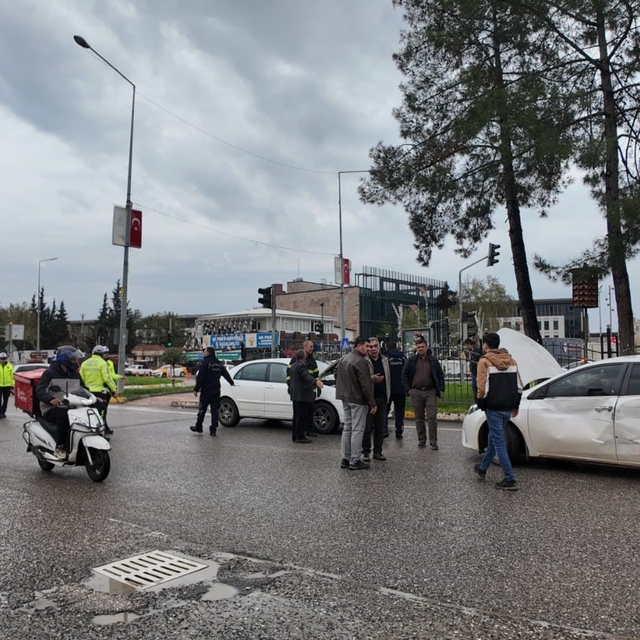 Adıyaman'da dört araç bir birine girdi