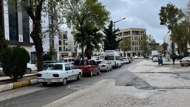 Refüj dibine park edilen araçlar pes dedirtiyor