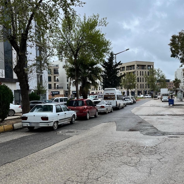 Refüj dibine park edilen araçlar pes dedirtiyor