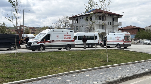 Erbaa'da öğrenci servisi ile otomobil çarpıştı: 10 öğrenci yaralandı